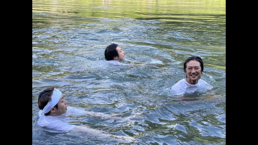 新着- 国分太一、岸優太&二宮和也と川泳ぎを満喫？夏の風物詩トリオのわちゃわちゃショットが癒し