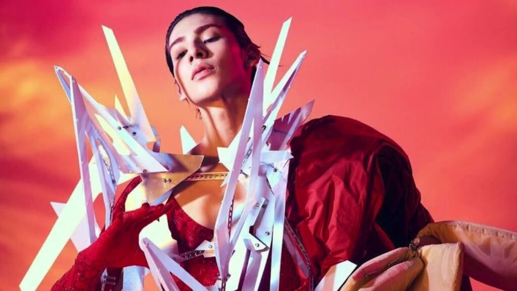 Snow Man ラウール、前衛的なファッションで“浮遊感”を表現 美形が際立つアップショットも Snow Man ラウール、前衛的なファッションで“浮遊感”を表現 美形が際立つアップショットも