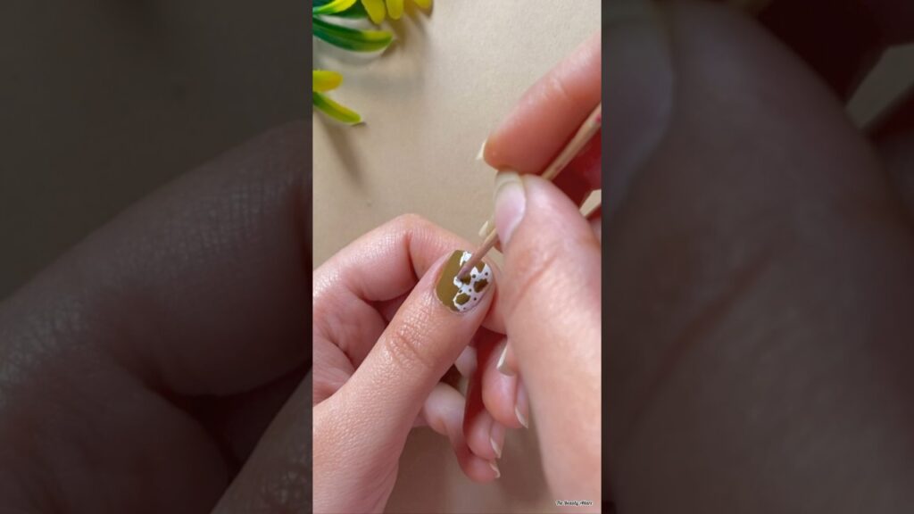 💅🤍Easy pattern nail art design with toothpick #nailart2024 #naildesign #youtubeshorts