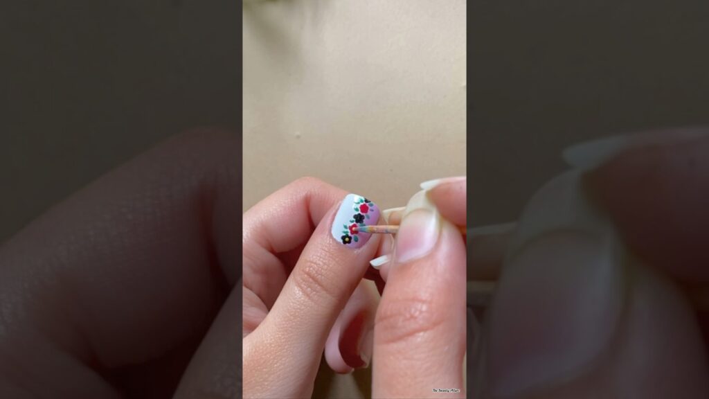 💅💜Easy floral nail art design #naildesign #youtubeshorts #nailart2024