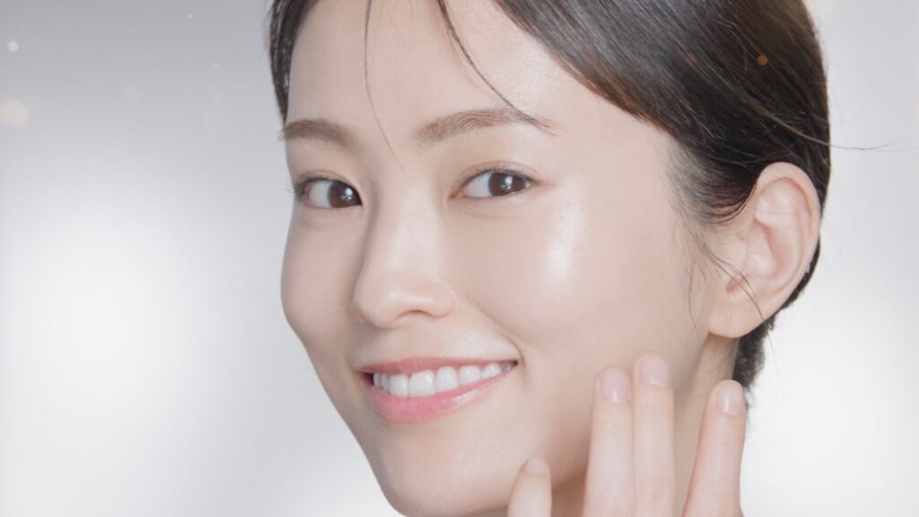山本彩、“すっぴん姿”披露　透明感とつや際立つ！　ドクターシーラボ「VC100エッセンスローションEX」新CM