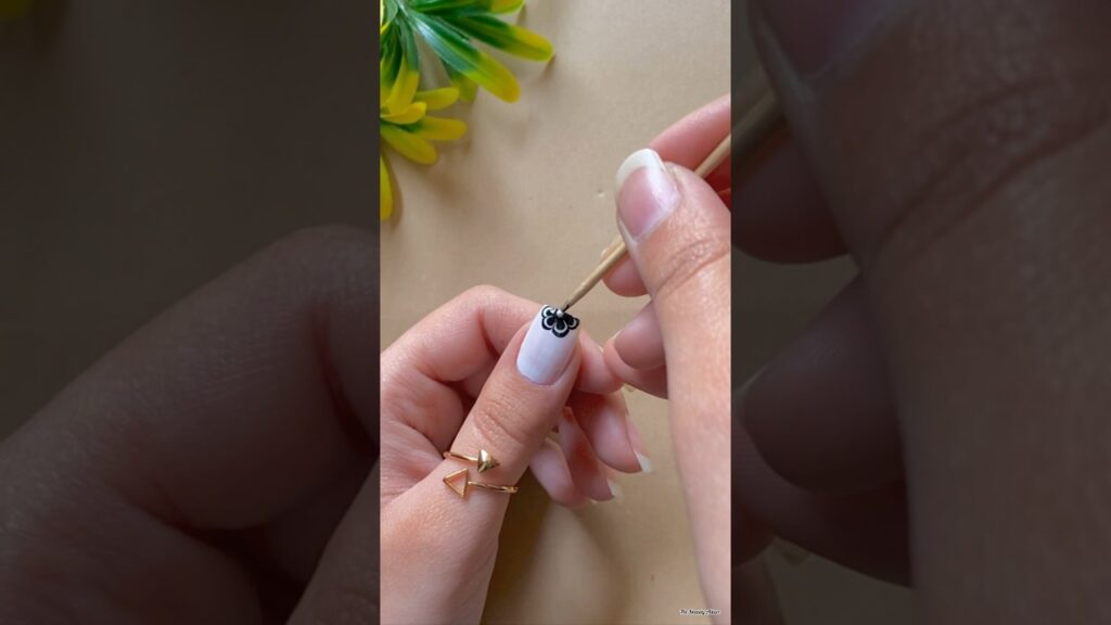 💅🖤Easy nail art design with household items #nailart2024 #youtubeshorts #shorts