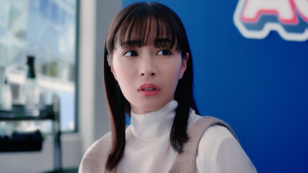 広瀬すず、美容室で突然クイズ出題されドン引き？　AGC新CM「突撃！クイズAGC／EUVマスクブランクス篇」＆ウェブ動画「助けてAGC 前編」
