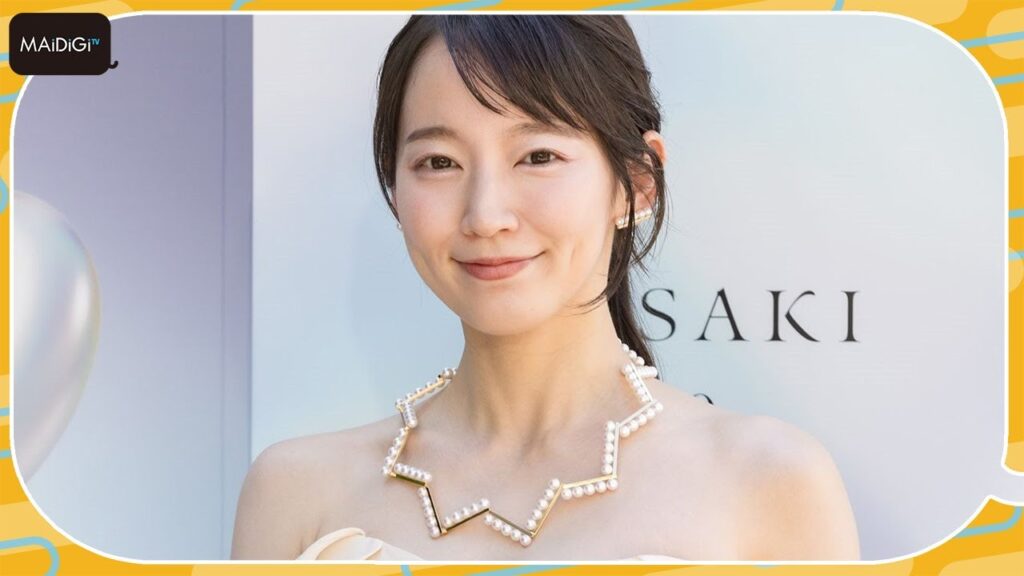 吉岡里帆、ヌードカラーの大胆ドレスで美脚を披露 パールネックレスで品よく 吉岡里帆、ヌードカラーの大胆ドレスで美脚を披露 パールネックレスで品よく