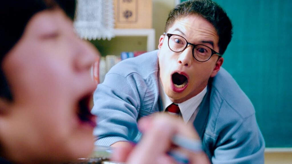 市原隼人、ザンギをうまそげに頬張る粒來ケンに完敗!?/映画『おいしい給食 Road to イカメシ』特別映像 市原隼人、ザンギをうまそげに頬張る粒來ケンに完敗!?/映画『おいしい給食 Road to イカメシ』特別映像