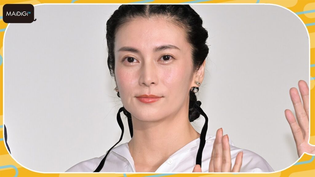 柴咲コウ、編み込みヘア×リボンで大人可愛く　白シャツ×スカートコーデをスタイリッシュに　映画「蛇の道」完成披露舞台あいさつ