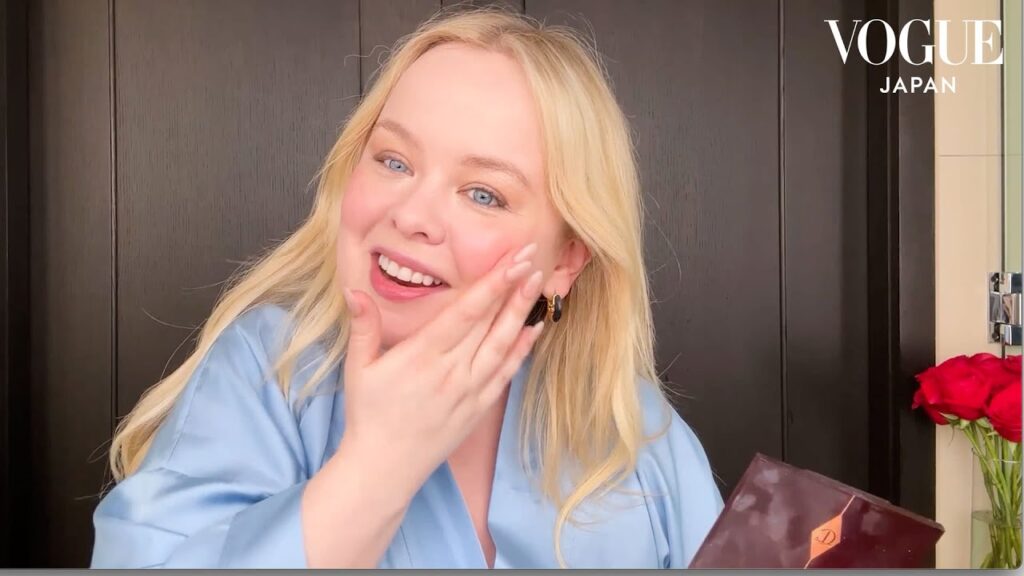 「ブリジャートン家」のニコラ・コフランがニキビ&むくみケア、赤リップメイクを紹介。| Beauty Secrets | VOGUE JAPAN 「ブリジャートン家」のニコラ・コフランがニキビ&むくみケア、赤リップメイクを紹介。| Beauty Secrets | VOGUE JAPAN