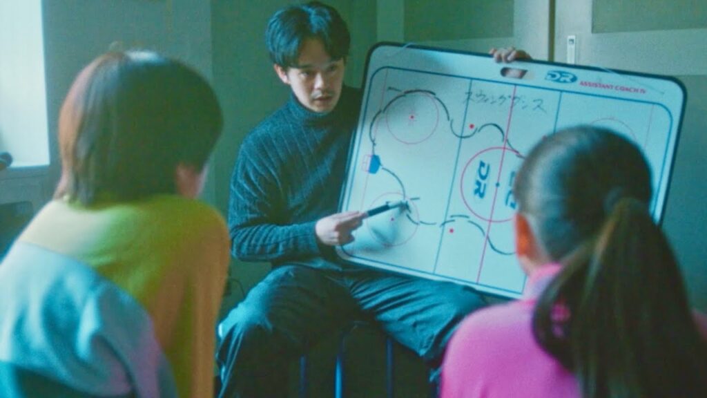 池松壮亮、少年の淡い恋を応援するスケートコーチに／映画『ぼくのお日さま』予告編