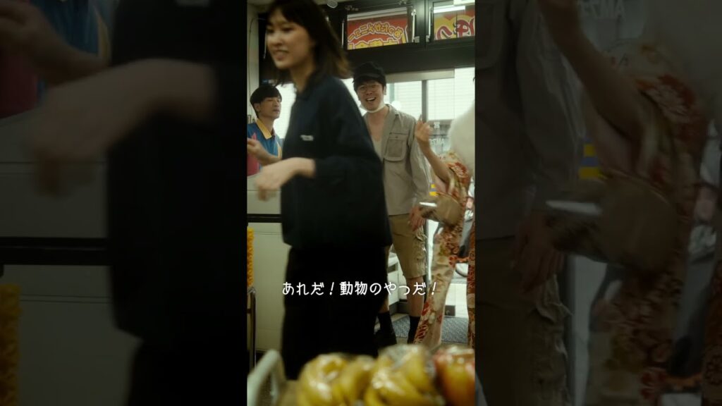 【短編映画(縦型)】現場騒然!年齢確認の撮影中におじさんが乱入してきました。 【短編映画(縦型)】現場騒然!年齢確認の撮影中におじさんが乱入してきました。