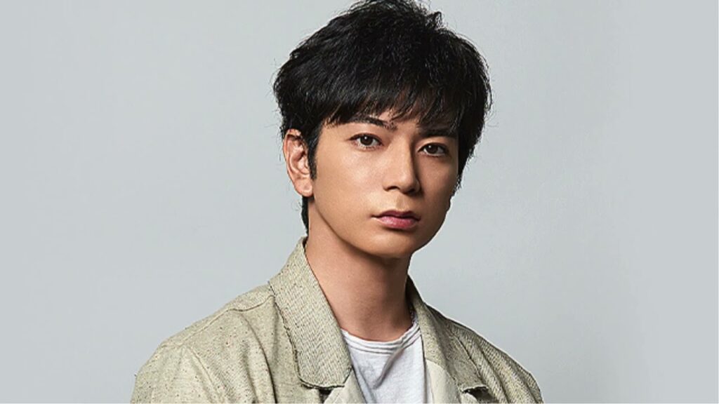 「今井翼くんかと」松本潤、舞台開幕“ぽっちゃりヒゲ”から“がっしりヒゲ”への変貌 賛否も…「0.1%にこだわる男」の役作り