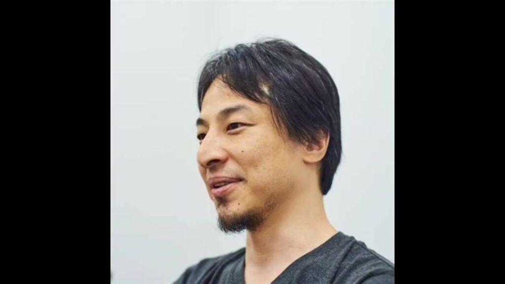 ひろゆき氏、80代女性がぶつかられ大ケガ…小学生への賠写真ありひろゆき氏と妻・ゆかさん　ラブラブツーショット