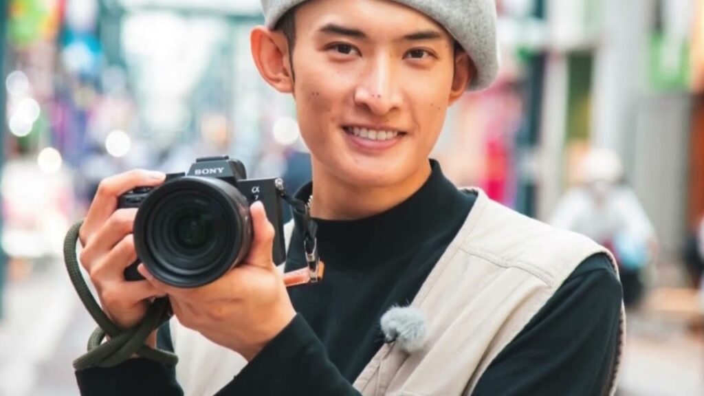 Snow Man向井康二がカメラを構え自然な笑顔を浮かべる姿＆本人が撮影したスペインの街ショットが公開