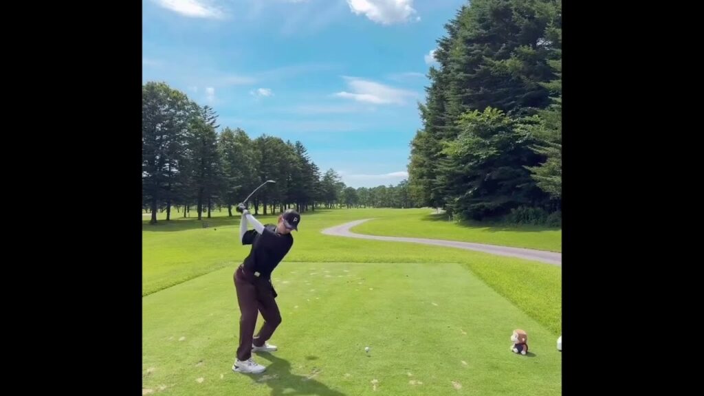 Snow Man向井康二、ナイスショット連続からの池ポチャ⁉『おさるのジョージ』が見守るキュートなゴルフムービー公開 1 Snow Man向井康二、ナイスショット連続からの池ポチャ⁉『おさるのジョージ』が見守るキュートなゴルフムービー公開 1