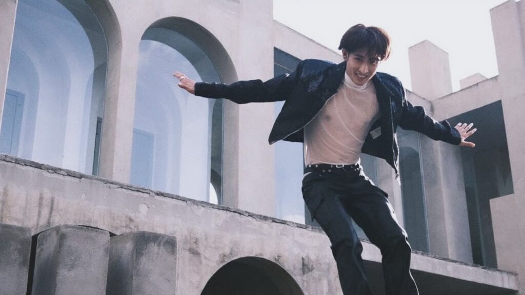 Snow Man向井康二が「EMPIRE」衣装でへそ・胸元・腰元チラ見えジャンプショットを公開「思ったよりスケスケシースルー」