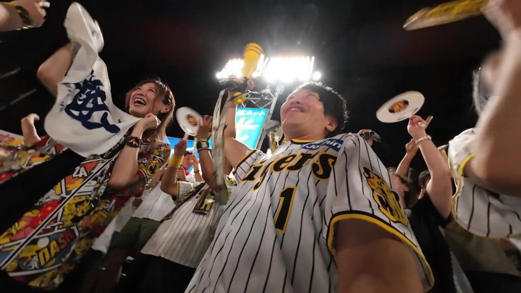 「レフトへほうり込め森下！」直後、レフトへほうり込む森下翔太。