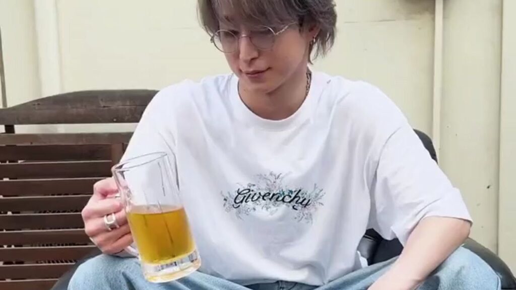 銀髪×丸メガネの佐久間大介が「EMPIRE」にのせてジョッキ片手に乾杯をきめまくる動画が公開「俺たちの明日にカンパイア~」 銀髪×丸メガネの佐久間大介が「EMPIRE」にのせてジョッキ片手に乾杯をきめまくる動画が公開「俺たちの明日にカンパイア~」