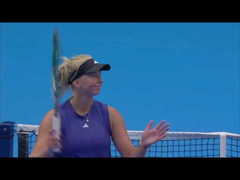 2024年10月22日(火) シングルス本戦1回戦 センターコート第3試合 日比野 菜緒選手(JPN) VSクララ・タウソン選手(DEN)