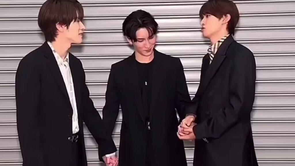 Snow Man深澤辰哉・渡辺翔太・向井康二が手を繋ぎわちゃわちゃ!ジャンプで衣装チェンジからランウェイが始まる!「One」ムービー公開 Snow Man深澤辰哉・渡辺翔太・向井康二が手を繋ぎわちゃわちゃ!ジャンプで衣装チェンジからランウェイが始まる!「One」ムービー公開