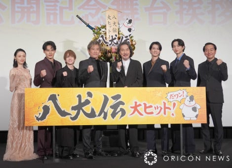 映画『八犬伝』公開記念舞台あいさつ(左から)栗山千明、水上恒司、板垣李光人、内野聖陽、役所広司、渡邊圭祐、鈴木仁、曽利文彦監督 (C)ORICON NewS inc.