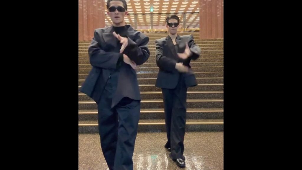 岩本照＆ラウールが黒スーツにサングラス姿でユニット曲「GLITCH」ダンスを披露！「いわラウ最高すぎる」の声相次ぐ