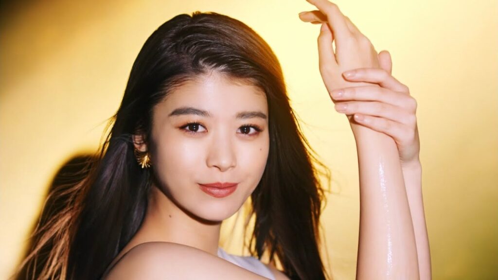 馬場ふみか  ロート製薬 スキンアクア ゴールド「焼かないアクア」篇 TVCM