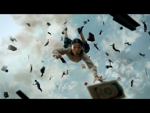 安藤サクラ「ちょっと待って！ちょっと待って！」超能力で空高く舞い上がる!?　テレビCM「地球調査シリーズ」最新作「宇宙人ジョーンズ・ある日のカフェ」篇