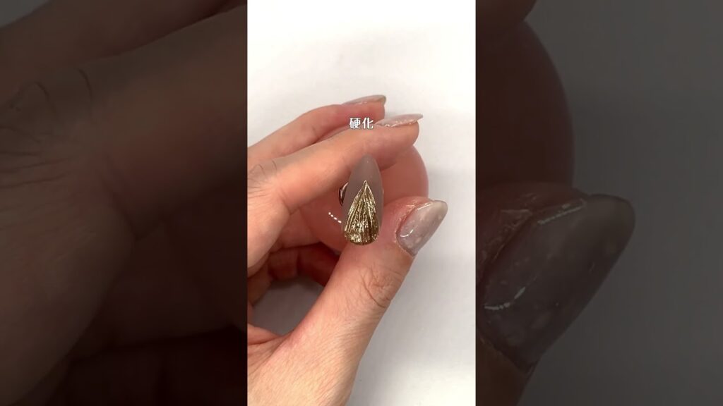 🎄冬の定番人気⛄️ #クリスマスネイル ✨ミラーの上にボールパーツを飾るだけ♡ #nails #秋冬ネイル #プリジェル