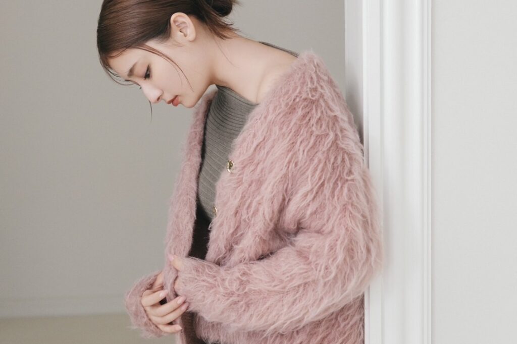 スナイデル24年クリスマス、“ふわふわ＆キラキラ”シャギーカーディガンやレース襟のワンピース - ファッションプレス