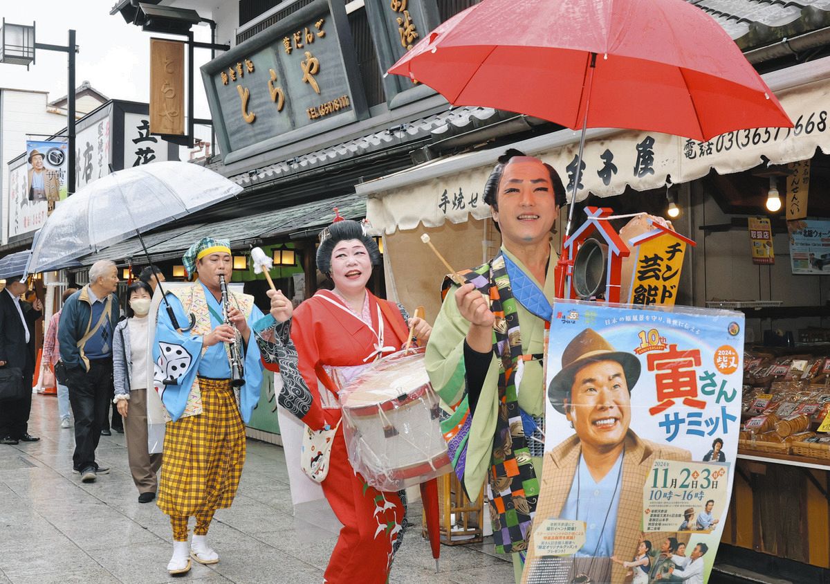 帝釈天参道で「寅さんサミット2024」を盛り上げるチンドン屋(布藤哲矢撮影)