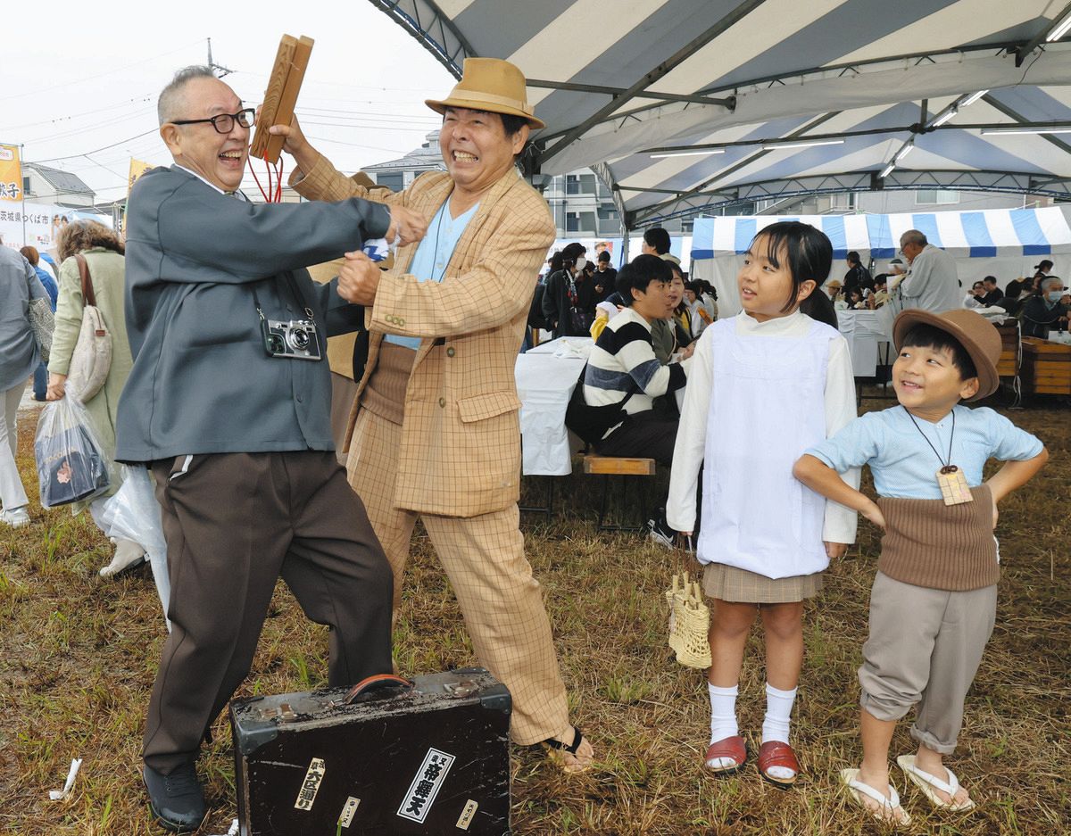 「寅さんサミット2024」を楽しむ参加者=東京都葛飾区で(布藤哲矢撮影)