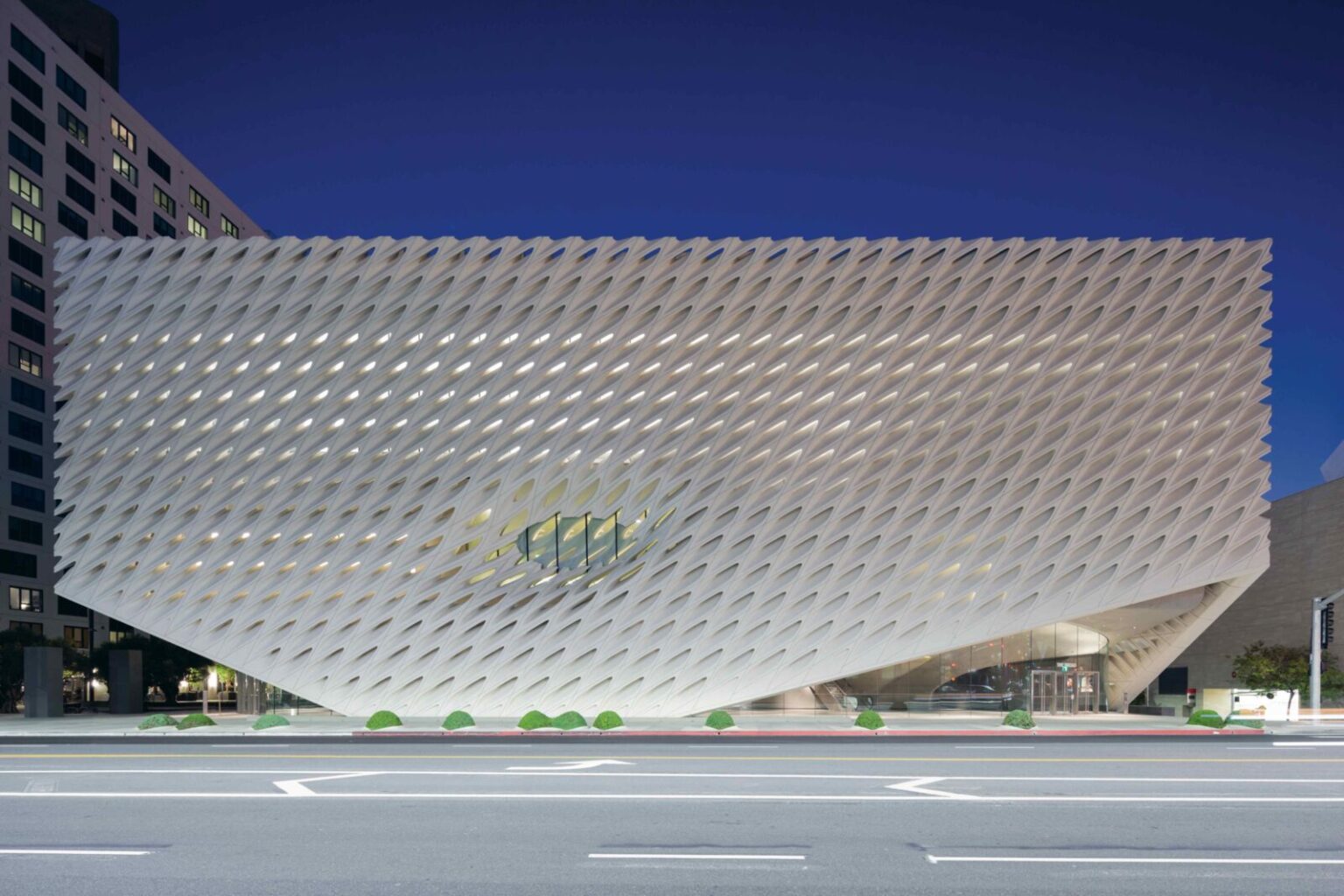 白いハニカム構造のヴェールが包む〈ザ・ブロード〉ディラー・スコフィディオ+レンフロThe Broad, designed by Diller Scofidio + Renfro ｜流行・トレンド・海外事例｜TECTURE MAG（テクチャーマガジン） |　空間デザイン・建築メディア