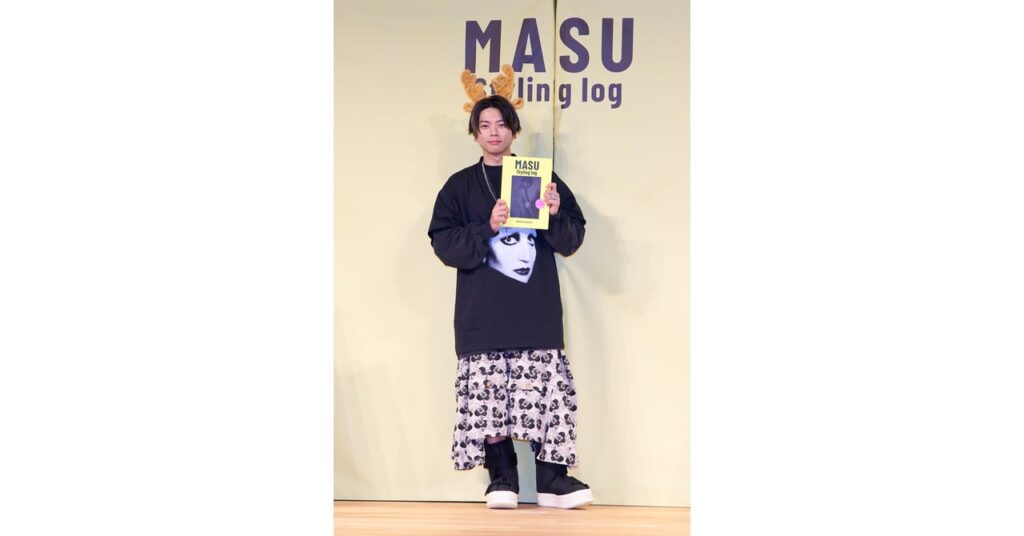 NEWS 増田貴久、10年間の私服連載をまとめた書籍を発売　バレンシアガを纏って会見に登壇