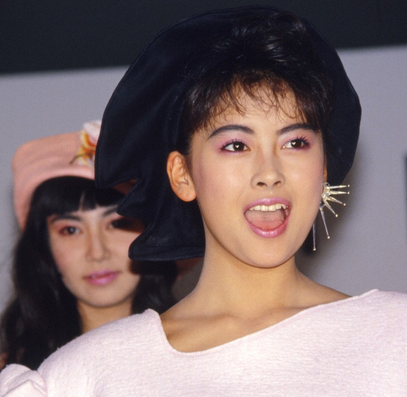 TBS系テレビドラマ「毎度おさわがせしますパート2」に出演中の中山美穂さん＝1986年（昭和61年）2月、木村滋撮影　サンデー毎日1986年（昭和61年）3月30日号　3頁のカット