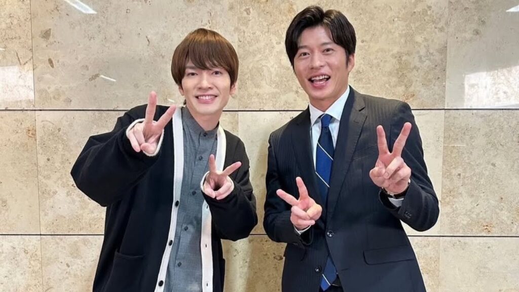 Snow Man深澤辰哉と田中圭が満面の笑みでダブルピース!『わたしの宝物』仲良しオフショット公開 Snow Man深澤辰哉と田中圭が満面の笑みでダブルピース!『わたしの宝物』仲良しオフショット公開