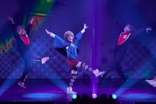 生駒里奈が「梅棒」初参加「超いい形で筋肉つきました」アグレッシブな芝居とダンスで魅了 – ニッカンスポーツ 舞台「クリス、いってきマス!!!」に出演する生駒里奈(中央)(写真:飯野高拓・角田大樹)