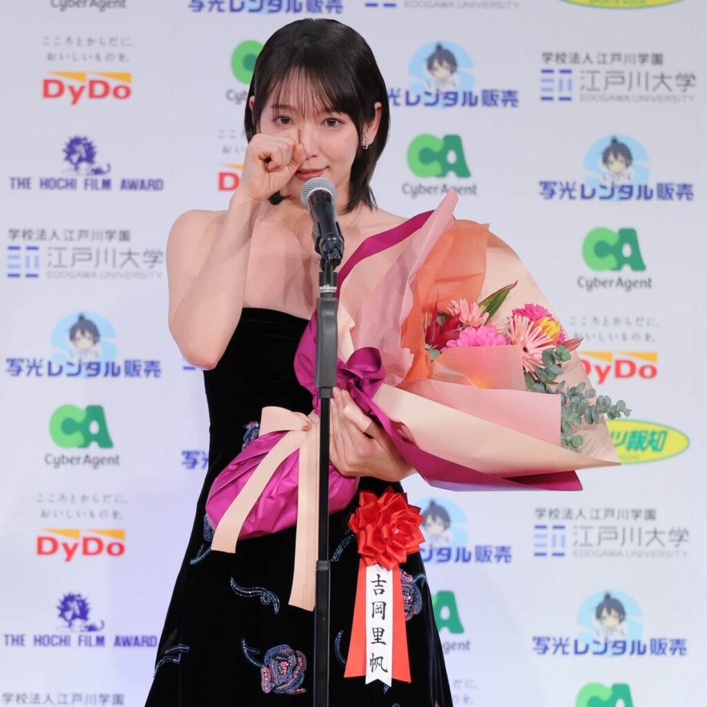 【報知映画賞】吉岡里帆、助演女優賞で涙の告白「私はいつも自分の居場所、役割を模索していました」 – スポーツ報知 助演女優賞を受賞し感極まる吉岡里帆(カメラ・岡野 将大)