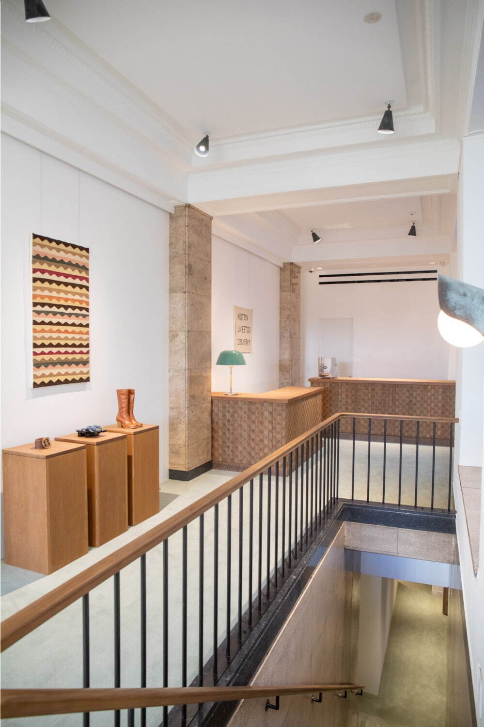 ビズビム＆ダブリュー エム ブイ新店が神戸・海岸通りに、レザーブーツやバンダナシャツなど｜写真16