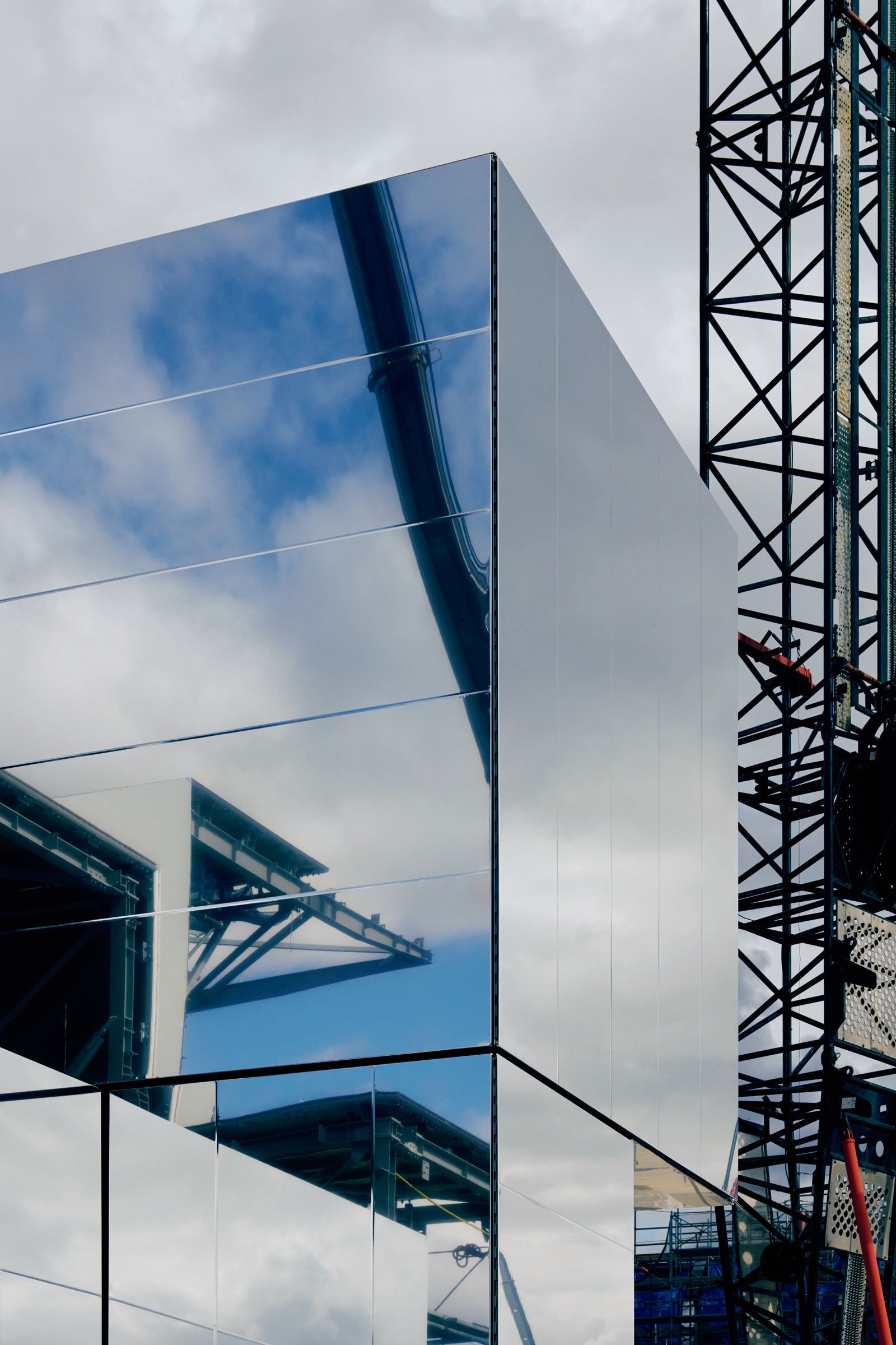 EXPO2025 “未来を実験する場”のカウントダウン──特集「THE WORLD IN 2025」