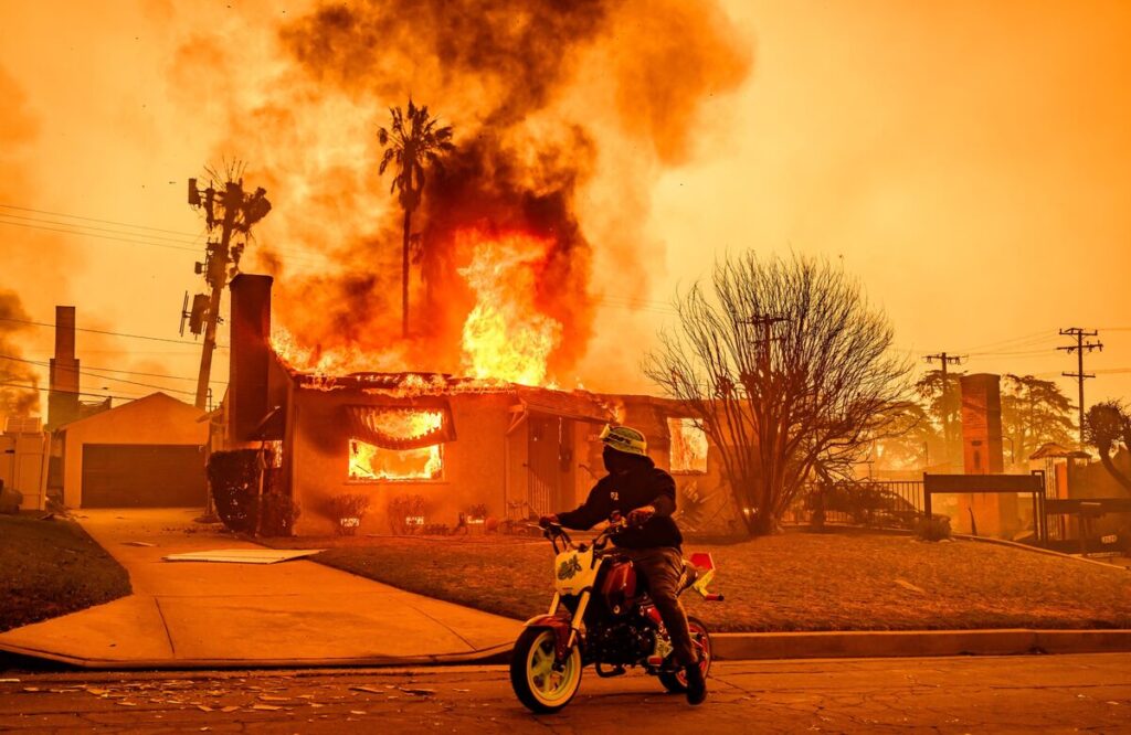 米ロス近郊の山火事、２カ所で制御不能に－強風は10日まで続く見通し - Bloomberg
