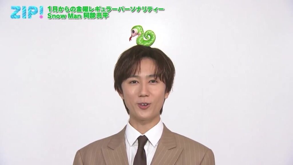 阿部亮平が頭にヘビをちょこんとのせて平然と話し続ける『ZIP!』お正月動画到着！「阿部ちゃんかわいい」の声集まる
