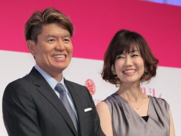 ヒロミさん（左、2015年7月撮影、時事）