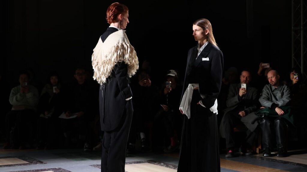 セッチュウが初のランウェイショーを開催。ピッティ・ウオモで果たした、華々しいデビュー【2025-26年秋冬 メンズコレクション】 | Vogue Japan