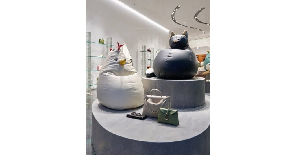 ボッテガ・ヴェネタ 表参道フラッグシップに動物たちが集結　チェアの展示やコーヒー提供