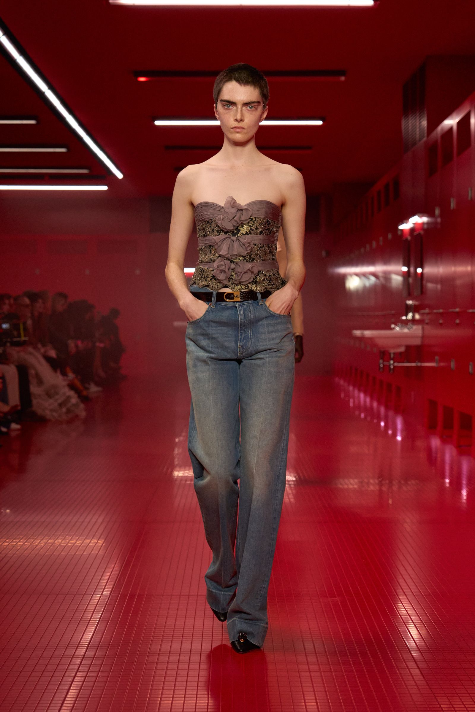 会場は“公衆トイレ”。ヴァレンティノが追求する、真の親密さ【202526年秋冬 パリコレクション】