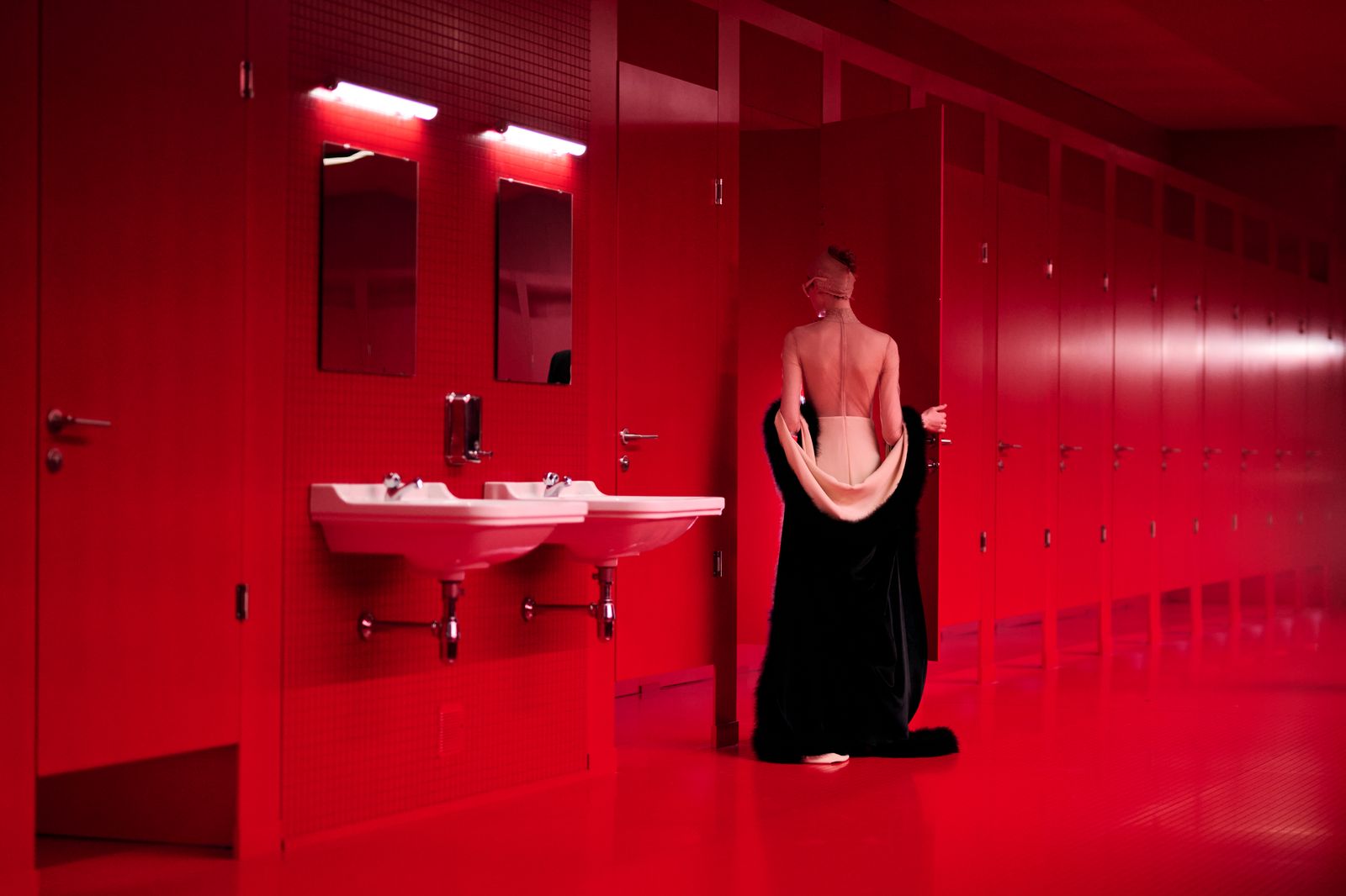 会場は“公衆トイレ”。ヴァレンティノが追求する、真の親密さ【202526年秋冬 パリコレクション】