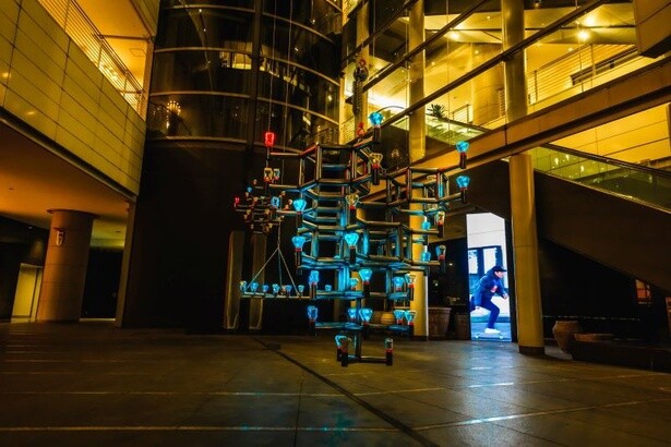 夜は幻想的に輝く！アーティストユニット「SIDE CORE」による大型インスタレーション「rode work shibuya」