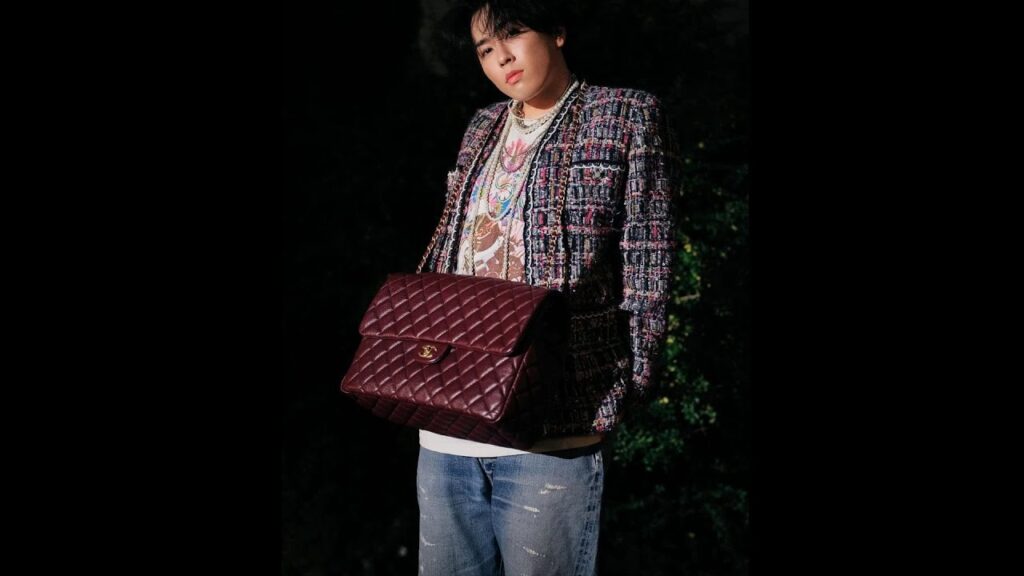 宮舘涼太がCHANELツイードJK×チェーンバッグ×パールネックレスをまとった美しくワイルドなショットを公開 宮舘涼太がCHANELツイードJK×チェーンバッグ×パールネックレスをまとった美しくワイルドなショットを公開