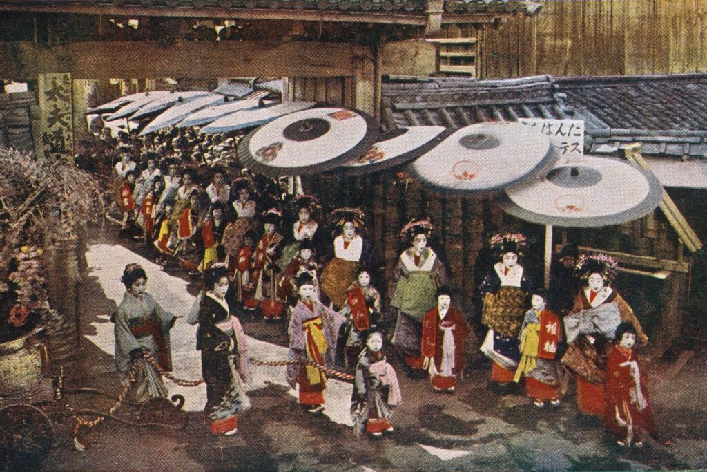 『べらぼう』吉原を去る瀬川に贈られた錦絵集のレア度、最後の花魁道中は「まるで推しの卒業ライブ」と感動の声も(1/3) | JBpress (ジェイビープレス) 花魁道中(撮影日不明)