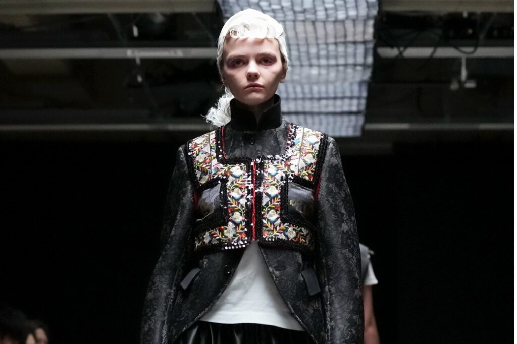 タオ 2025-26年秋冬コレクション、硬派な黒と幻想的なきらめき – ファッションプレス タオ 2025-26年秋冬コレクション、硬派な黒と幻想的なきらめき - ファッションプレス