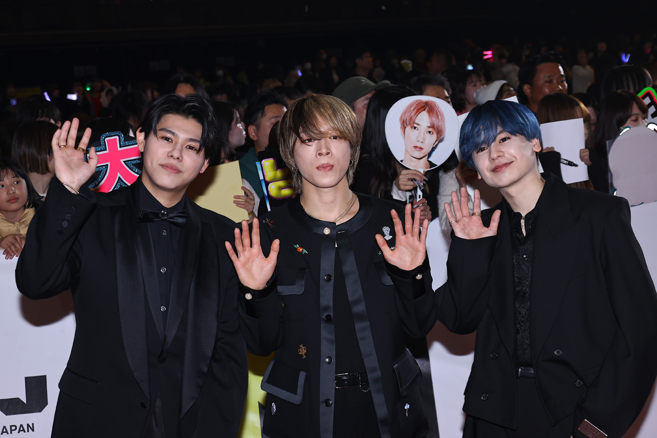 BE:FIRST・SOTA、MANATO、LEO『MTV VMAJ』レッドカーペットに!歓声に応えながら - MAGMOE